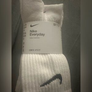 Nike Everyday Dri-FIT White Cushioned Crew Socks